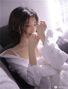 《美女穿內裤露出毛-单身男女电影下载》