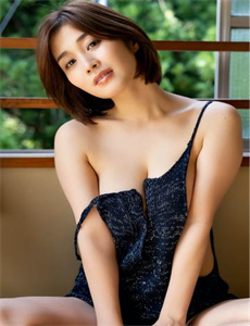 《美女大胸脯-综合人妻久久一区二区精品》